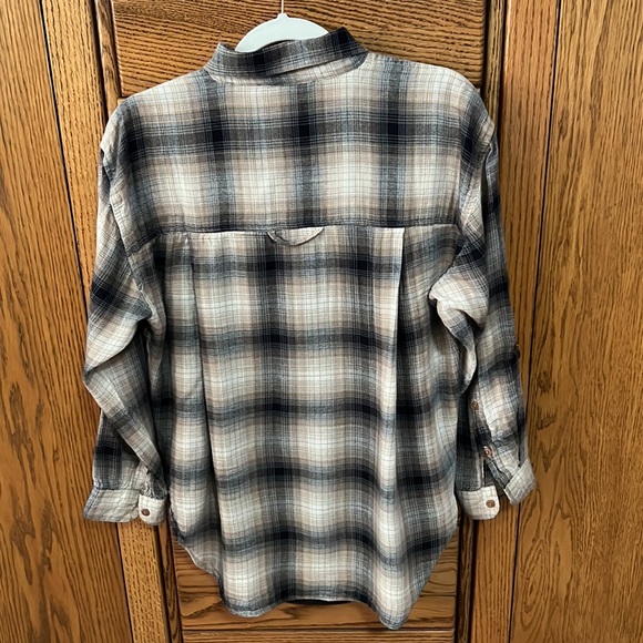 Gloria Vanderbilt plaid button down shirt - Picture 5 of 10